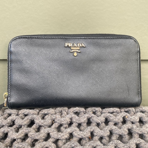 PRADA NERO SAFFIANO LUX WALLET LEATHER IN GOOD CONDITION. ONLY A COUPLE SCUFFS - Picture 1 of 16